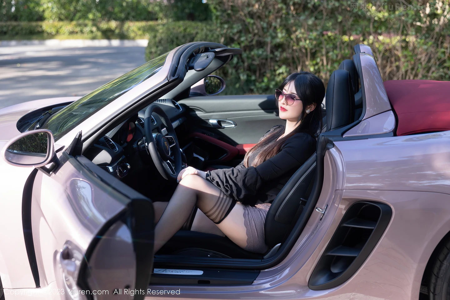 图片[6]-[XiuRen秀人网]2023.05.05 NO.6676 诗诗kiki 黑色紧身小礼服与粉色短裙加黑丝美腿性感私房写真集-秀人网官方网站